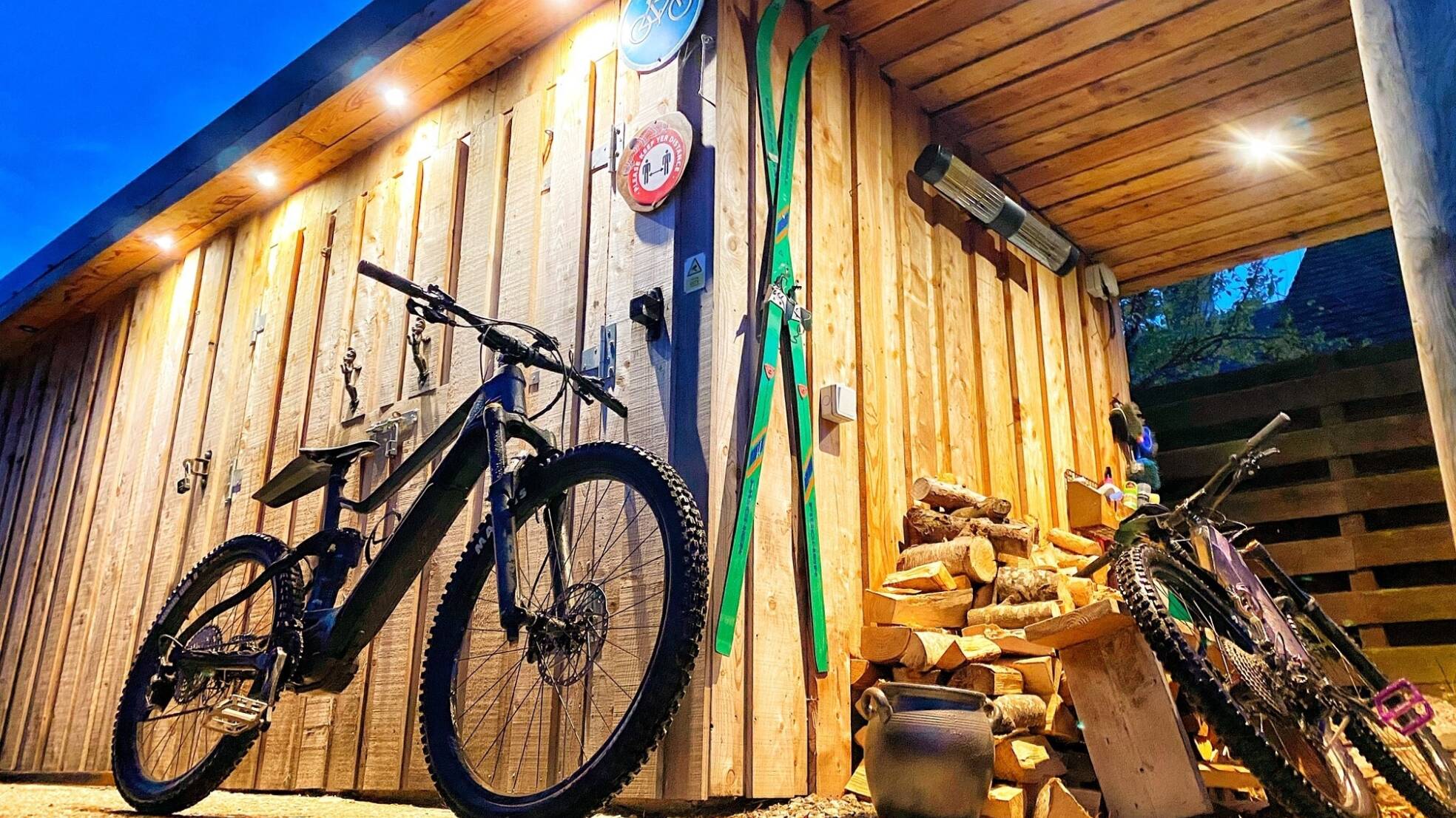 Destination pages Secure Bike Storage 29 33 Credit DM Bin S