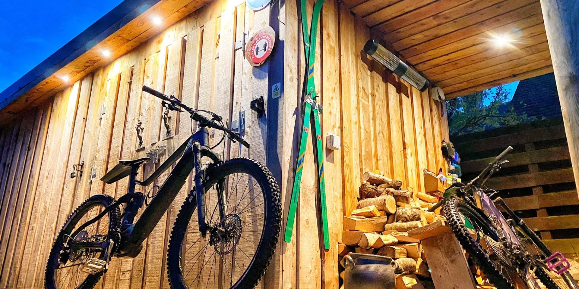 Destination pages Secure Bike Storage 29 33 Credit DM Bin S